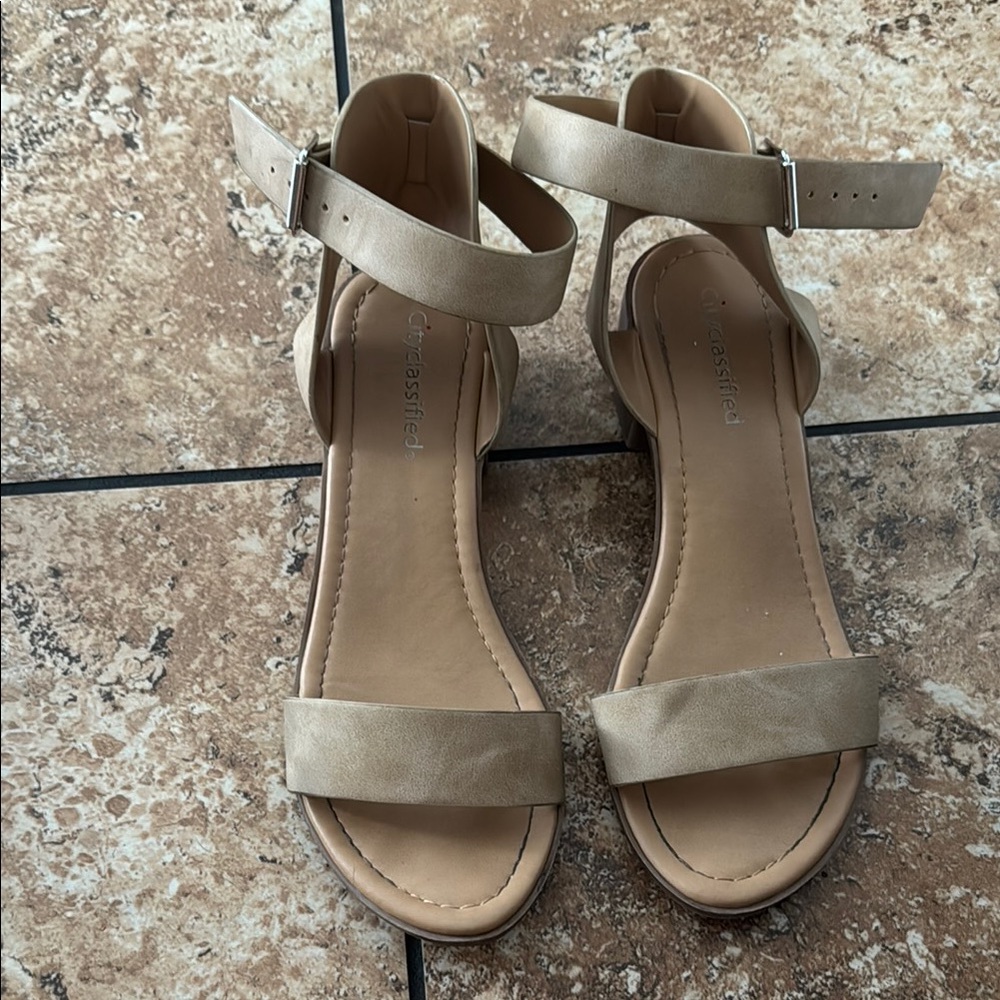 Used Classified Tan Sandals with Adjustable Straps size 8